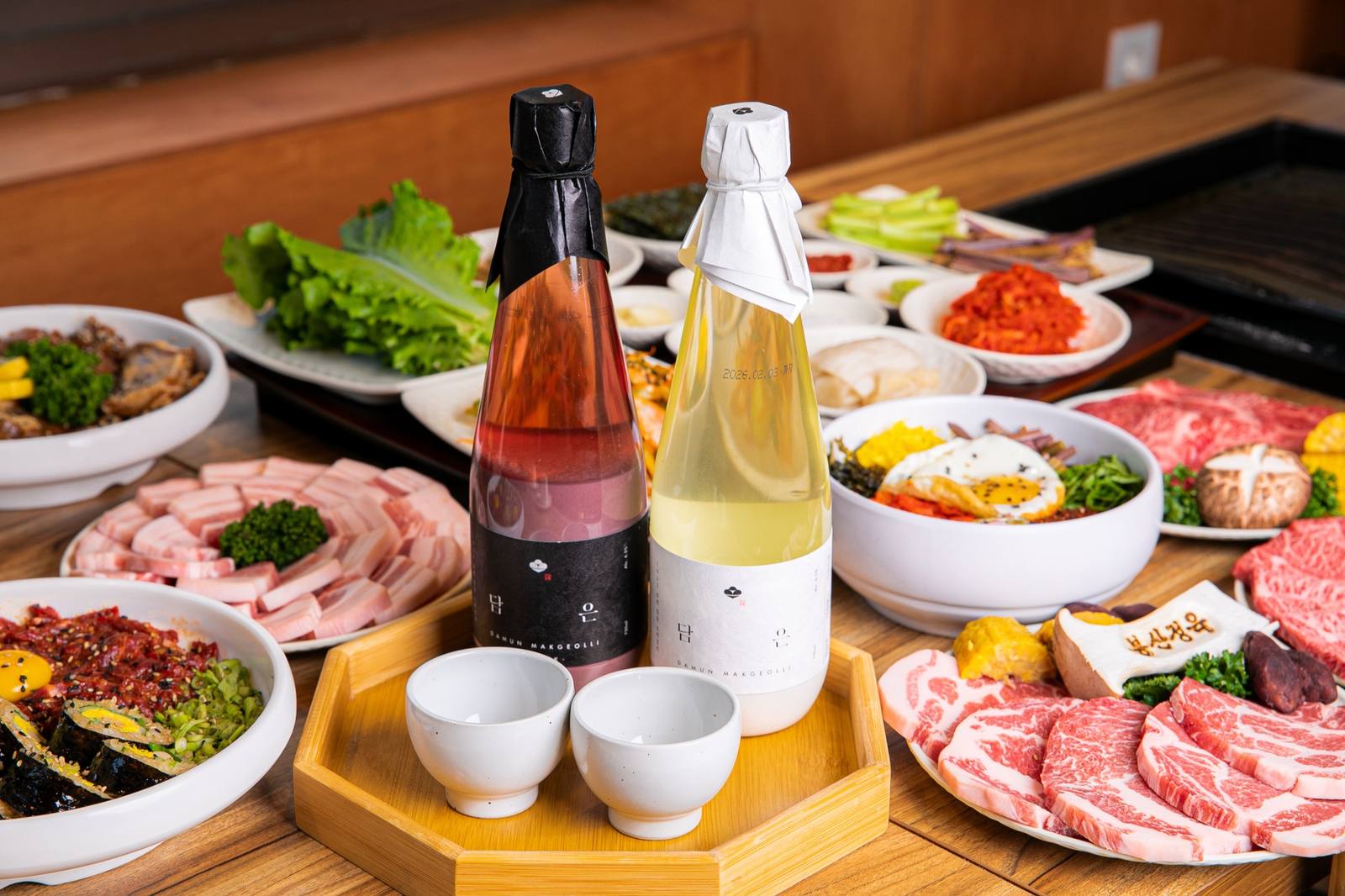 봉산정육 홍대본점 정육 한 상과 고창복분자·생막걸리 — butcher's table with bokbunja and makgeolli, Hongdae Korean BBQ