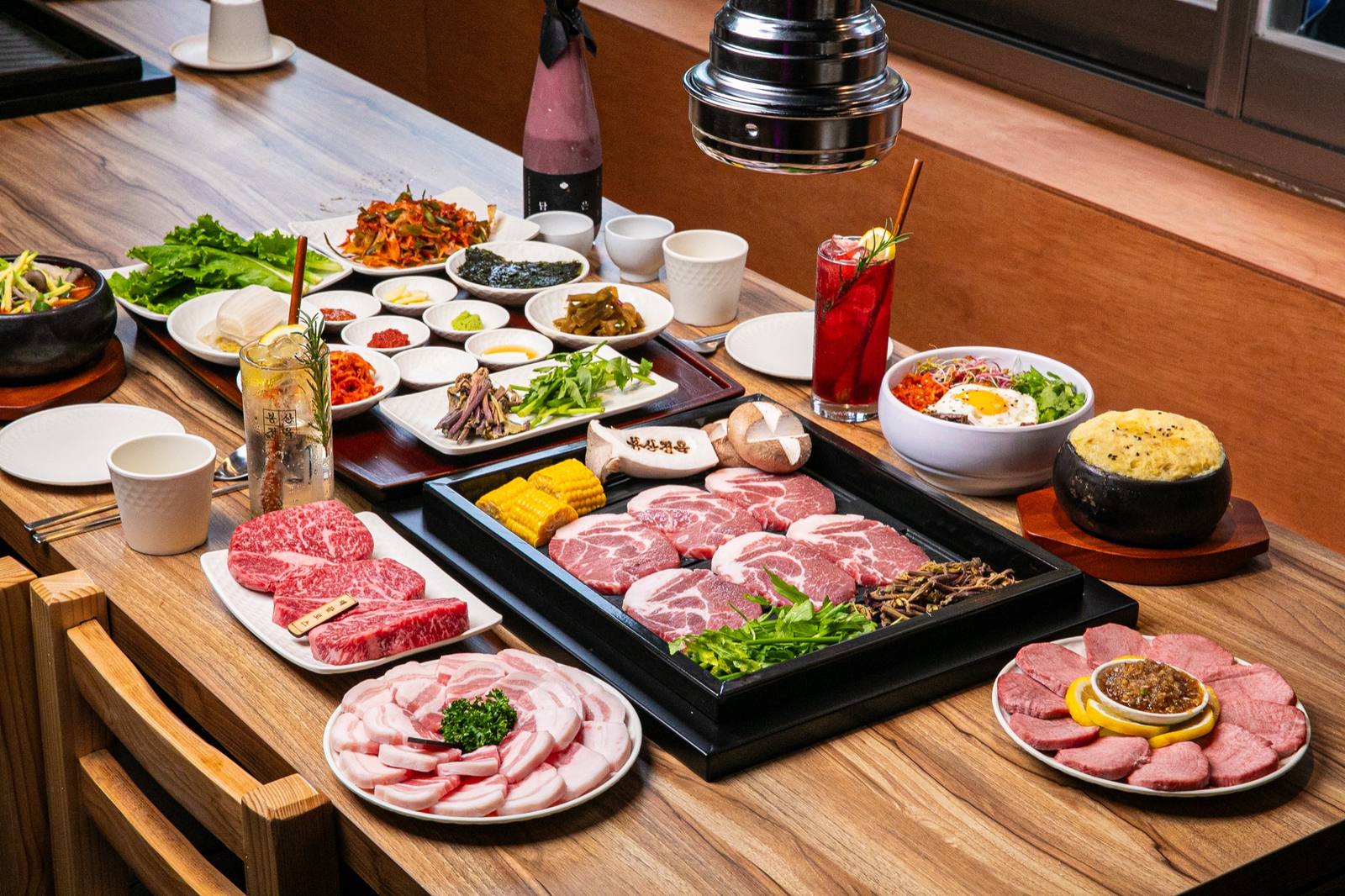 봉산정육 홍대본점 브랜드 컨셉 — Bongsan Meat House Hongdae Korean BBQ (サムギョプサル · 烤肉) brand · 1