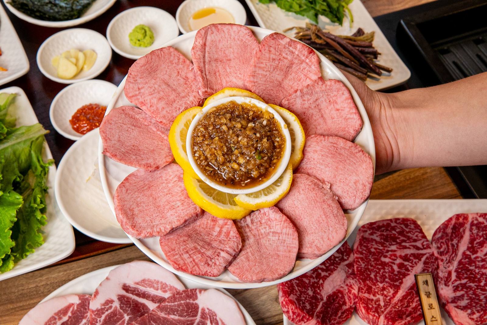 봉산정육 홍대본점 한우 특상우설 플레이트 — premium Hanwoo beef tongue plate, Hongdae Korean BBQ (烤肉)