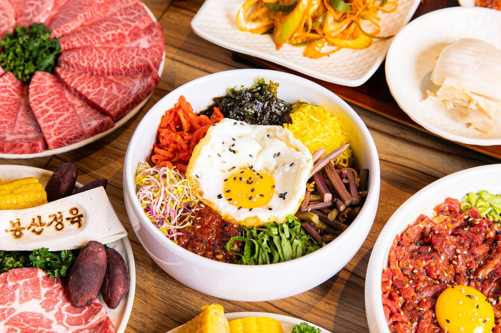 봉산정육 홍대본점 정육 한 상 — Korean BBQ (サムギョプサル · 烤肉) butcher table at Bongsan Meat House Hongdae, Seoul · 7