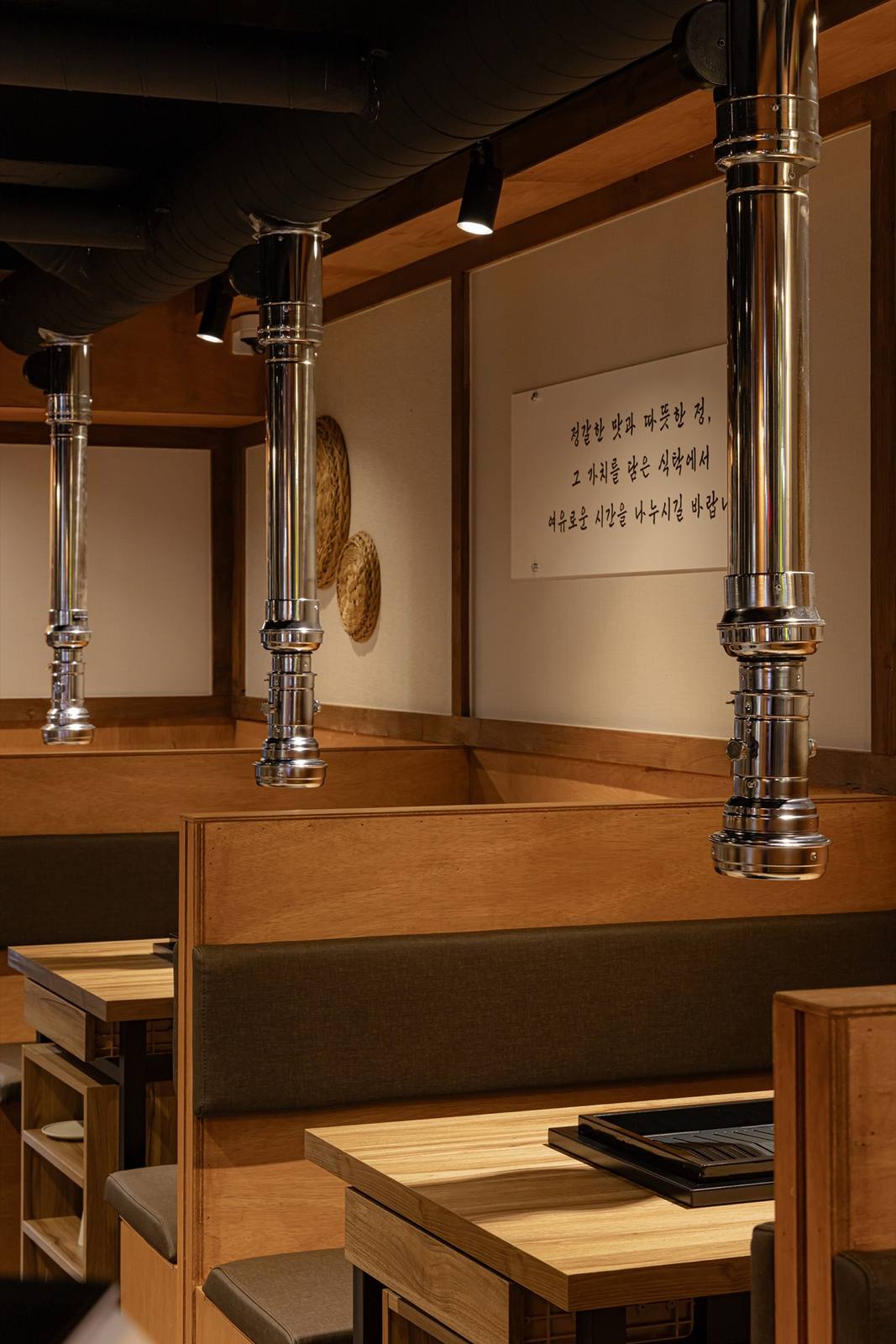 봉산정육 홍대본점 매장 내부 — interior of Bongsan Meat House Hongdae Korean BBQ (烤肉) restaurant · 5