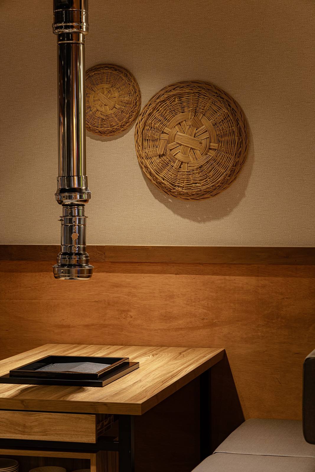 봉산정육 홍대본점 매장 내부 — interior of Bongsan Meat House Hongdae Korean BBQ (烤肉) restaurant · 3