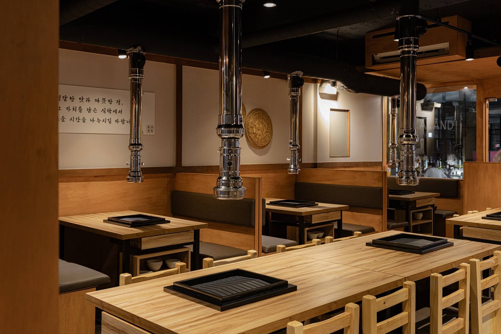 봉산정육 홍대본점 매장 내부 — interior of Bongsan Meat House Hongdae Korean BBQ (烤肉) restaurant · 4